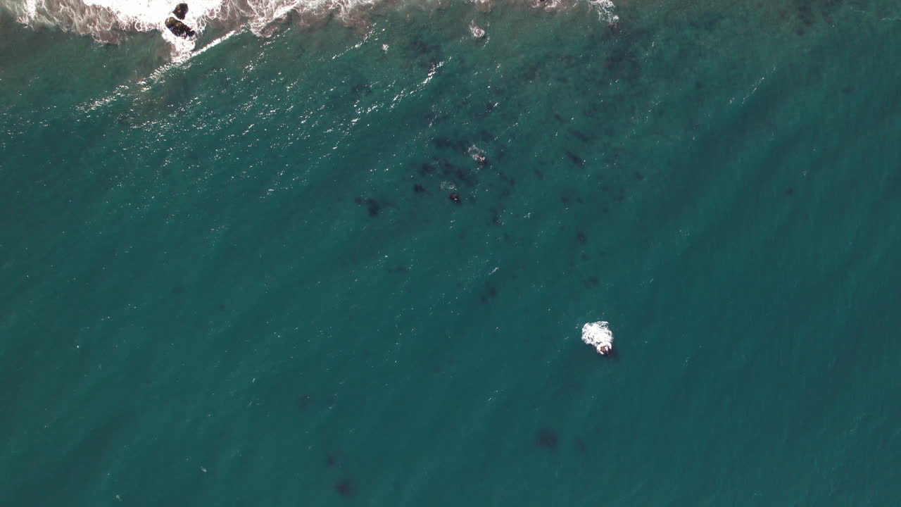 칠레 마탄자스의 해변 해안선과 절벽 면을 향한 청록색 바다 위의 공중