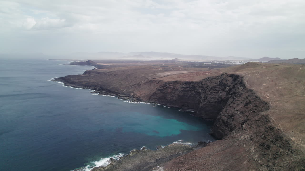 visión general de drones de la costa oeste de lanzarote cerca de tenesar