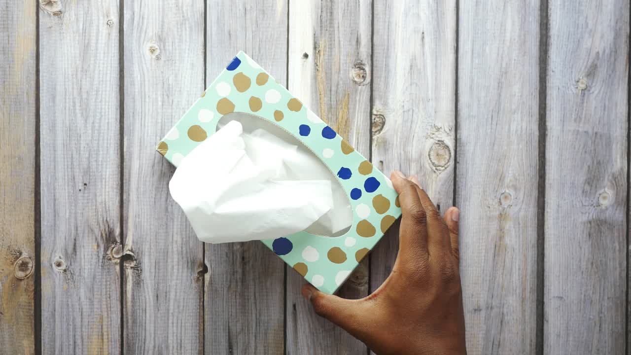 tomando tejidos de una caja