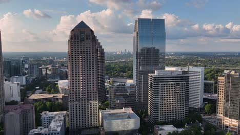 Vista-Aérea-De-Rascacielos-En-El-Centro-De-Atlanta,-Georgia