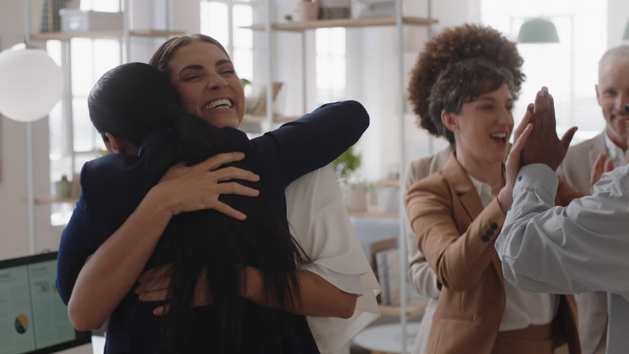 personas de negocios felices celebrando victorias corporativas exitosas colegas abrazándose en reuniones de oficina disfrutando del éxito ganador del trabajo en equipo
