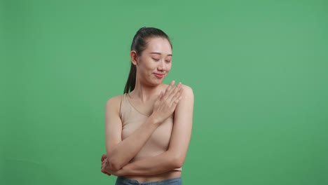 미소 짓고 가리키는 여자