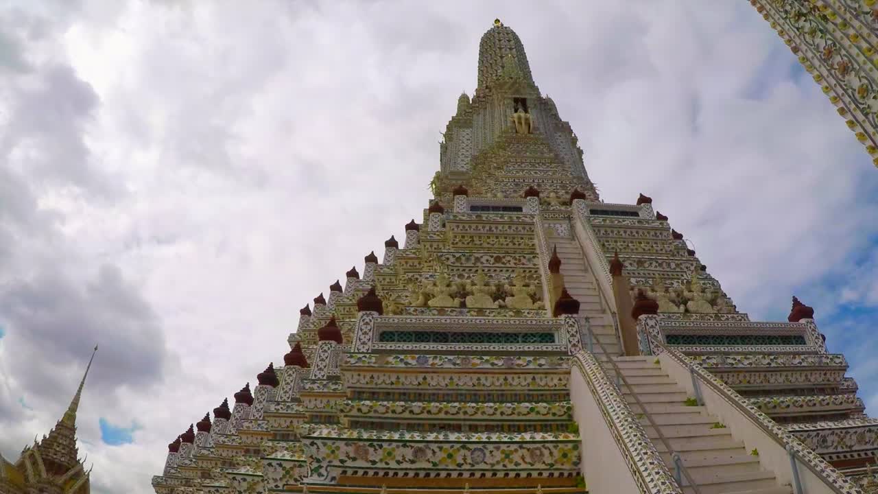 tiempo transcurrido: templo budista tailandés de wat arun, en bangkok