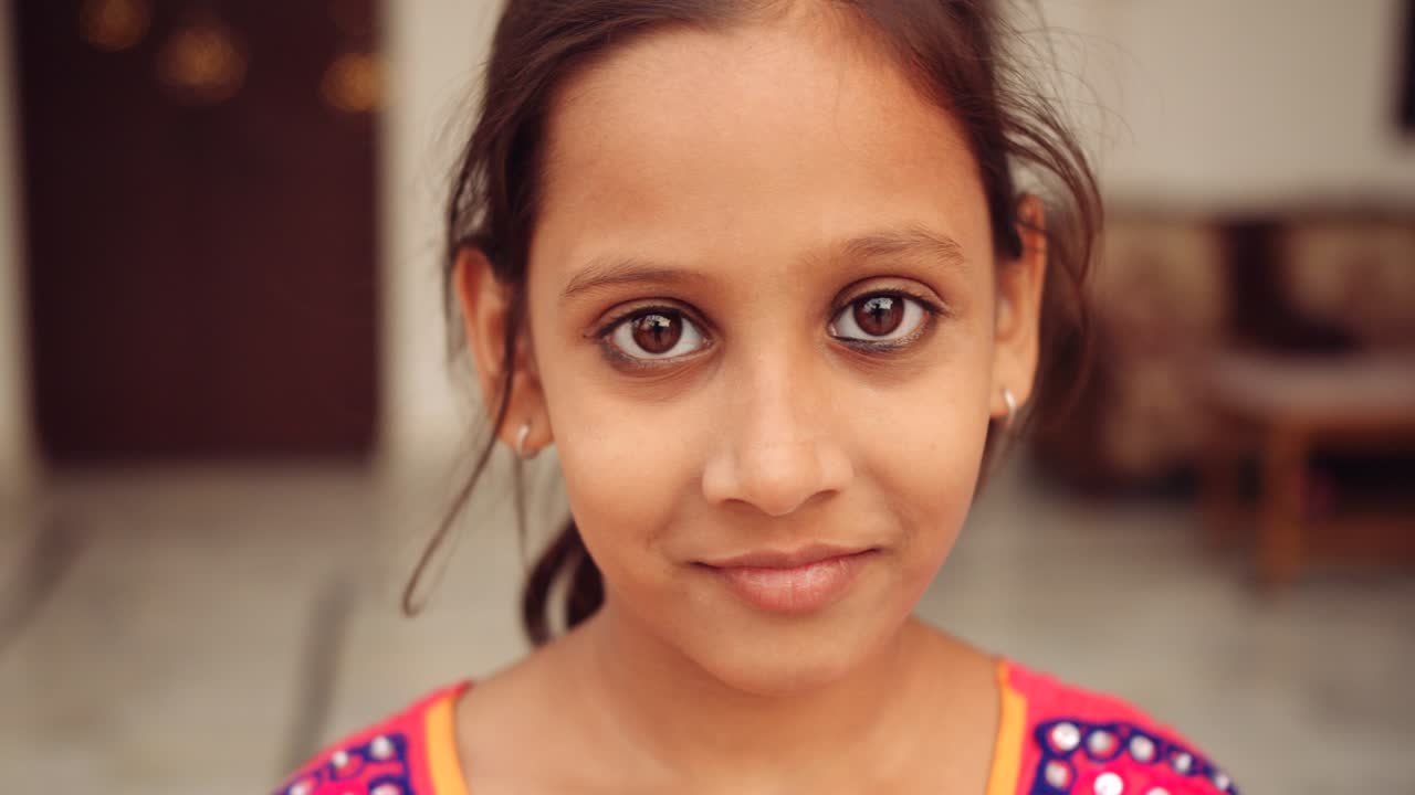 retrato de un niño indio en casa durante el bloqueo por coronavirus