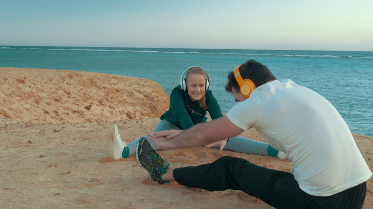 jóvenes que se entrenan en la orilla del mar