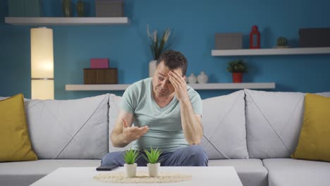 hombre triste con problemas de vida privada.