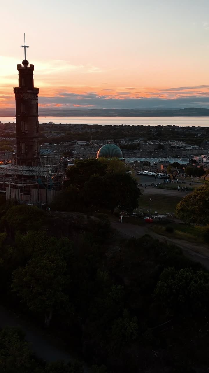 Splendido tramonto su Edimburgo, che cattura il paesaggio urbano e i punti di riferimento