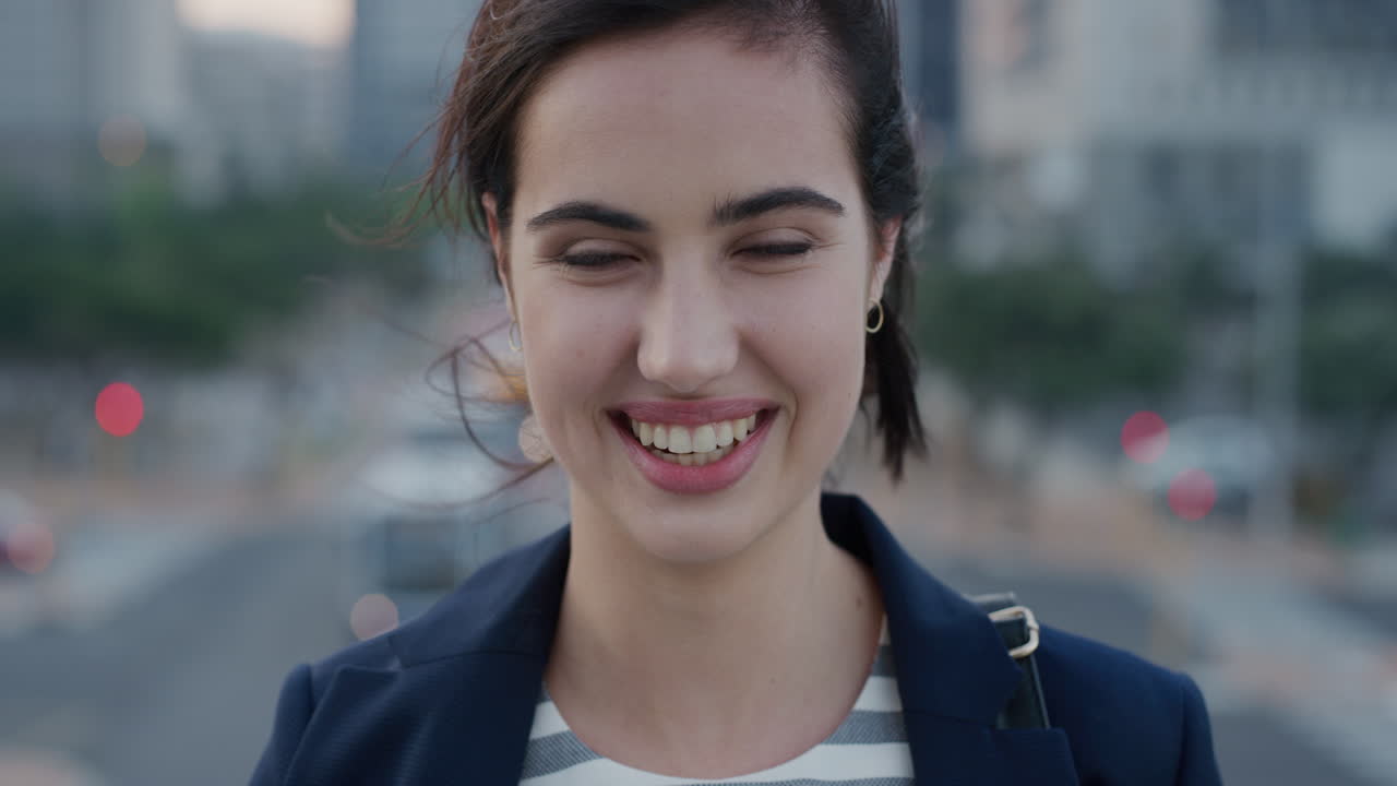 retrato exitosa joven mujer de negocios pasante sonriendo disfrutando del estilo de vida profesional urbano éxito en la ciudad el viento soplando el cabello cámara lenta