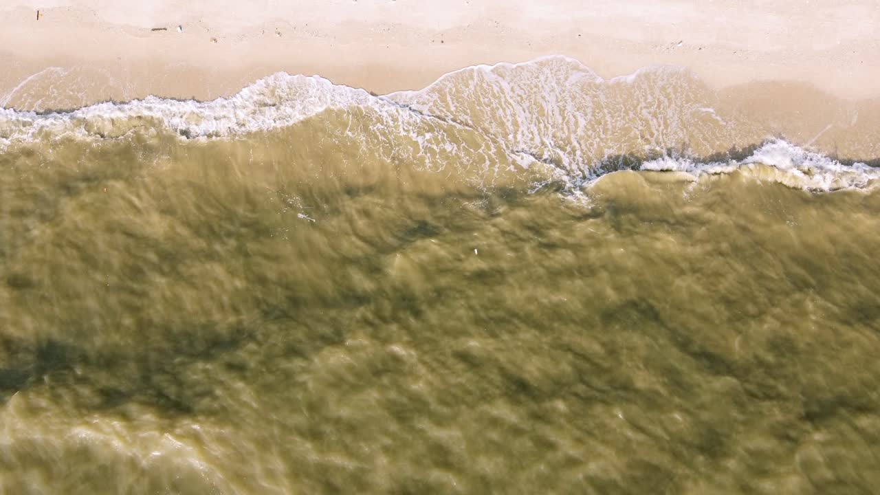 해안선 위로 비행하는 드론 환경 자연