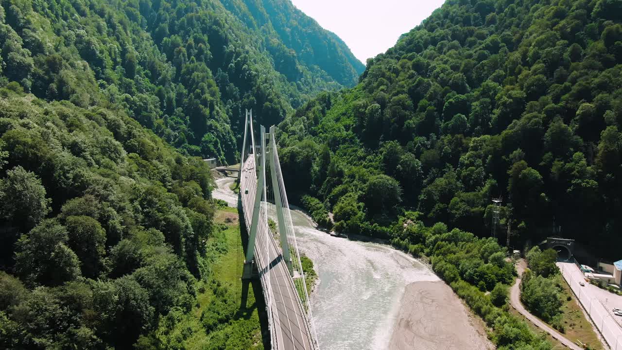 산 의 강 을 가로지르는 케이블 스테이브 다리