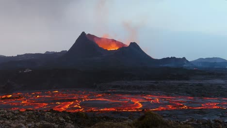 Ebenerdige-Aufnahme-Des-Isländischen-Vulkanausbruchs-Fagradalsfjall-Mit-Geschmolzenen-Lavafeldern-Im-Vordergrund