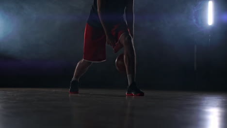 Ein-Solo-Basketballspieler-Führt-Vor-Der-Kamera-Einige-Dribbelbewegungen-Aus