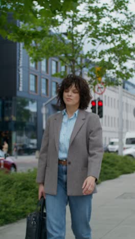 mujer caminando por la ciudad