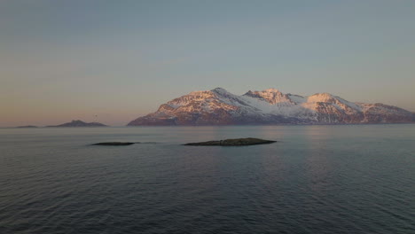 Möwen-überfliegen-Die-Insel-Im-Blauen-Ozeansonnenuntergang