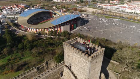 el vuelo de un dron revela el diseño de la ciudad de leiria, con su castillo en el centro de portugal.