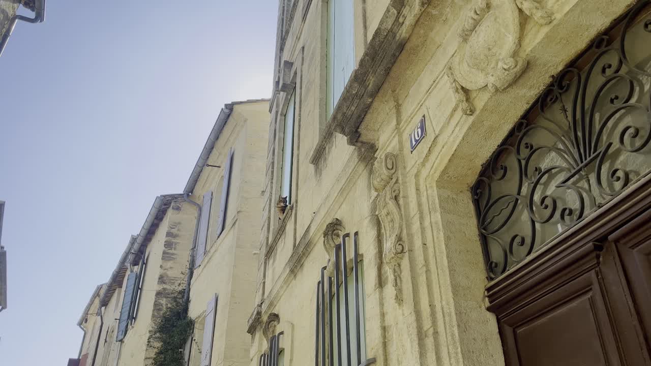 frente de una casa histórica en un pequeño pueblo de francia