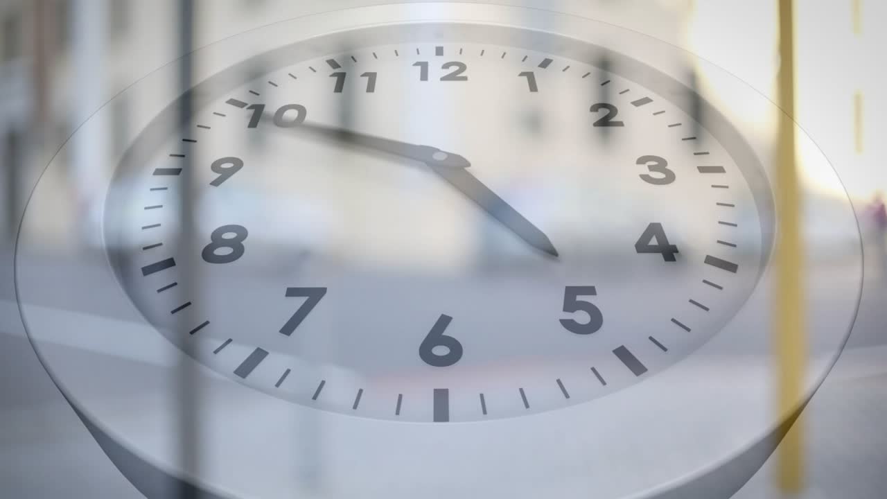 Tangan di kanan atas memulai jam analog, memutar jarum jam searah jarum jam pada kaca, menunjukkan waktu.