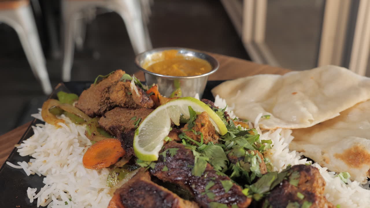 deliciosa vista del plato de kabob de carne de res, cierre deslizante de cierre en cámara lenta 4k