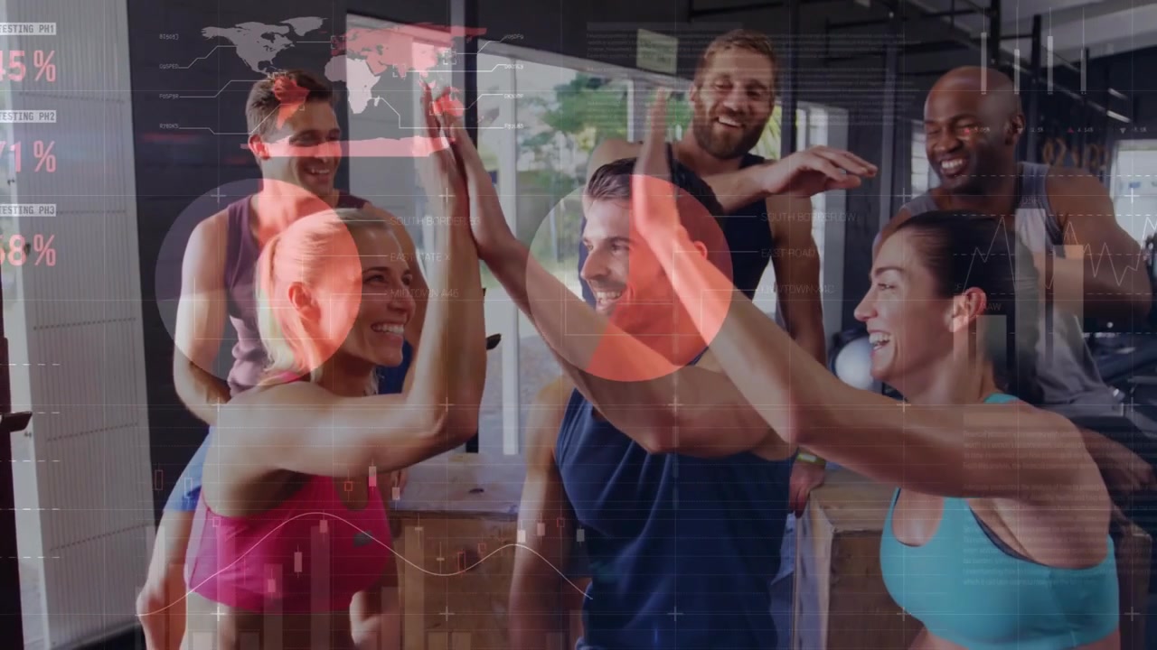 Grupo de gimnasio chocando las cinco después de levantar la mano, celebrando la conexión de manos sincronizadas, con HUD animándose