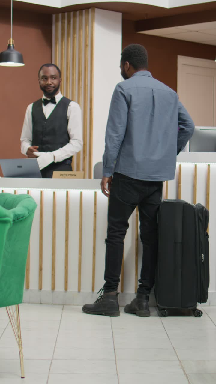 Video verticale di persone afroamericane che arrivano in hotel