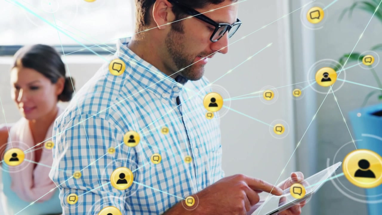 Animazione di una rete di connessioni su professionisti caucasici in ufficio