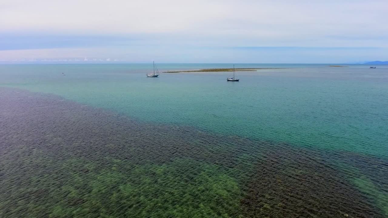 두 개의 요트와 작은 섬이 있는 청록색 바다의 공중 전망