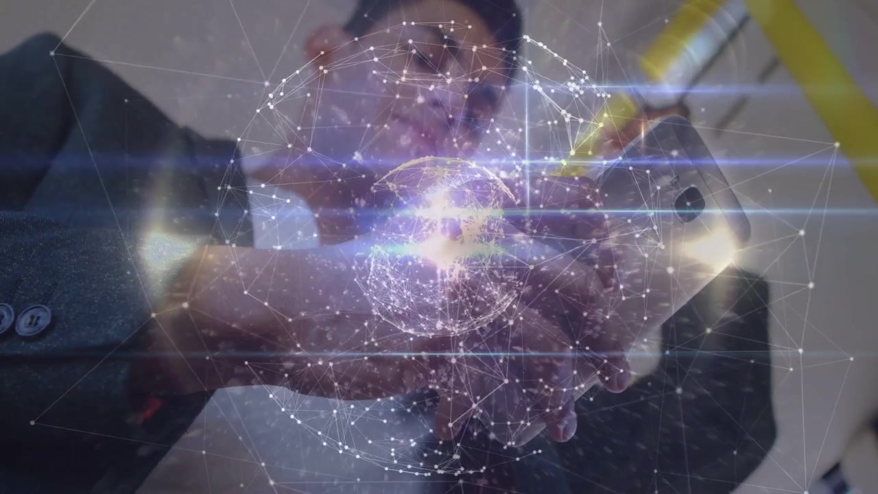 Homem de blazer escuro segurando smartphone e em trânsito, mostrando um globo holográfico.
