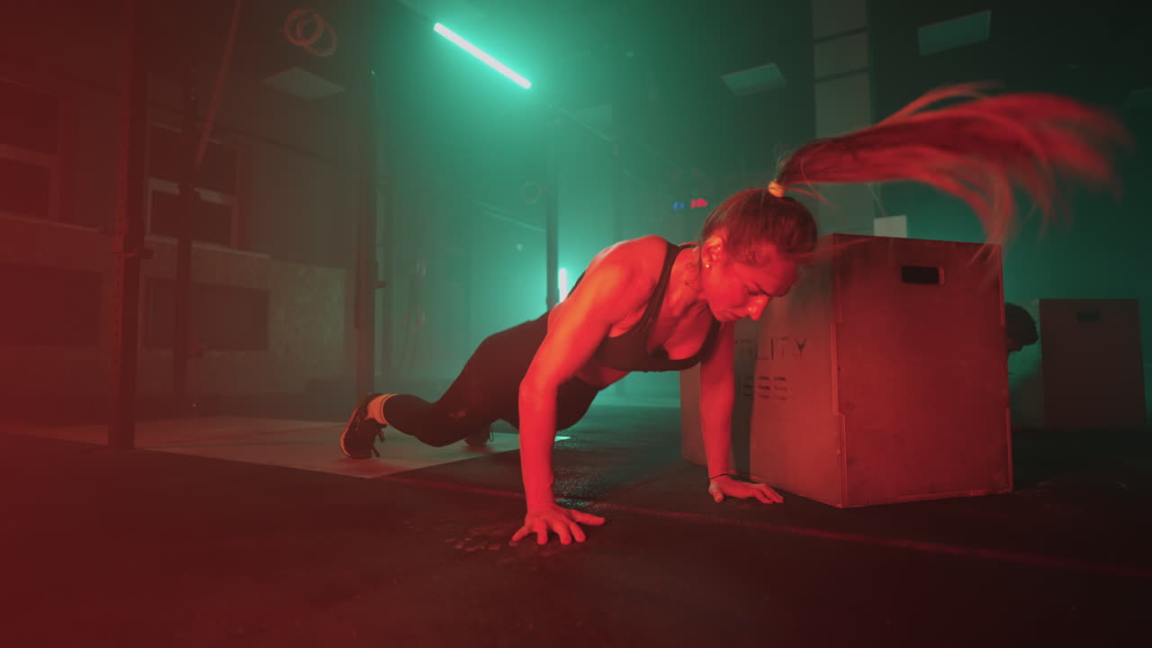 에너지와 활동적인 스포츠 사람들은 저녁에 체육관에서 함께 운동 남자와 여자를 훈련하고 있습니다.