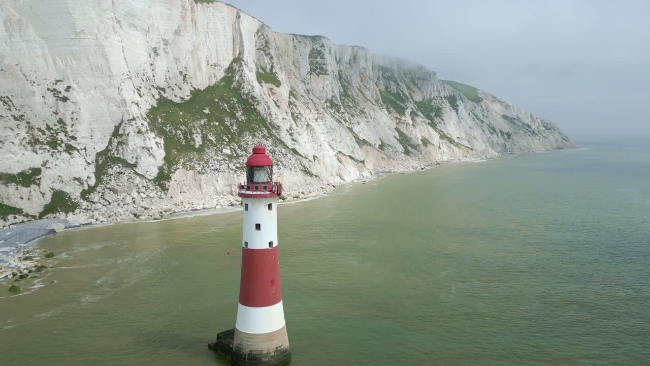 vídeo en primer plano del faro de beachy head, los acantilados blancos y el mar tomado por el dron dji mini 3 pro en eastbourne, inglaterra