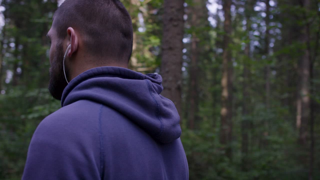 숲에서  ⁇ 고 있는 남자