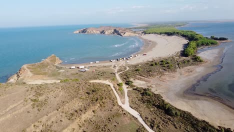 Wohnmobile-Und-Wohnmobile-Am-Strand-Von-Porto-Novo,-Zvernec,-Albanien---Antenne,-Rückwärtsfahrt