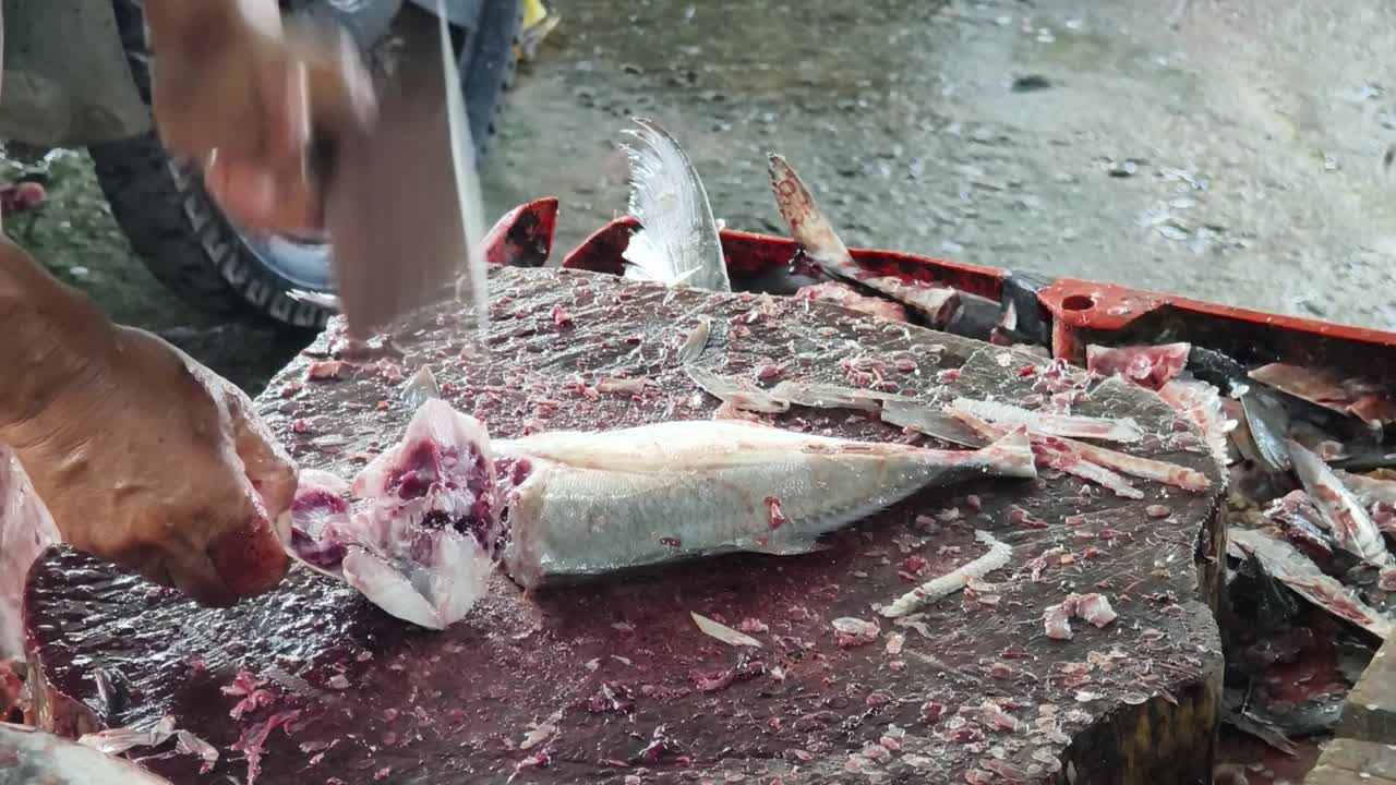 시장에서 물고기를 도살하는 것