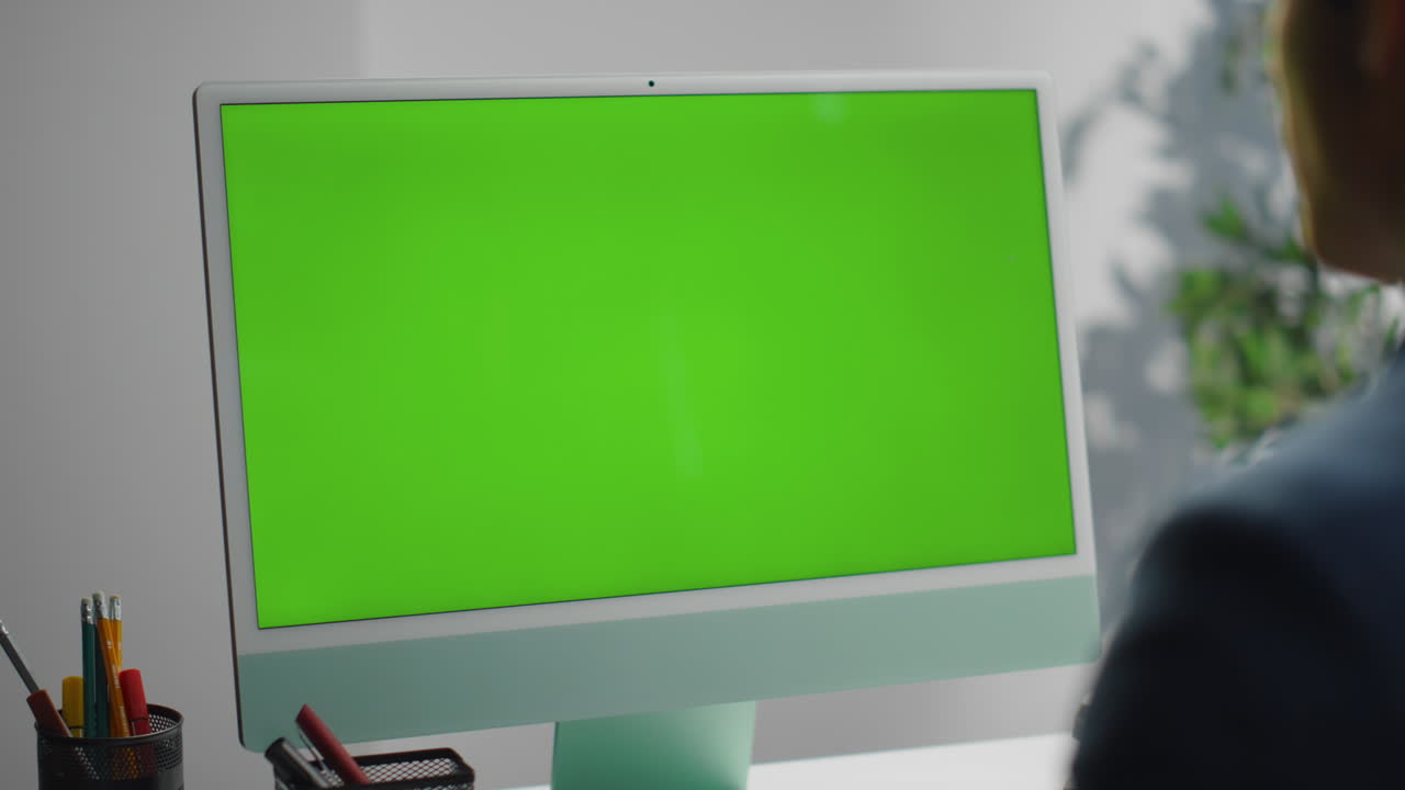 크로마 키 (chroma key) 컴퓨터 모니터: 직장 근접 촬영, 전문가 작업, 웹 서핑