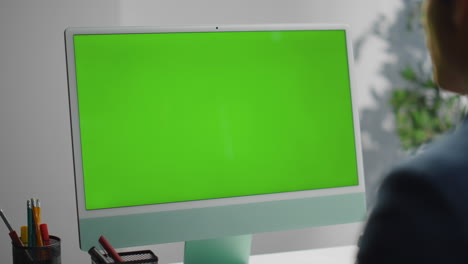 monitor de computadora de chroma key en el lugar de trabajo de primer plano. especialista trabajando navegando por la web