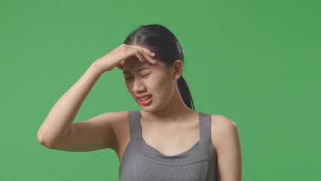 여성이 두통을 겪고 있습니다.