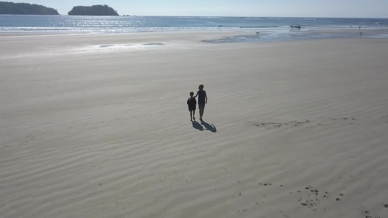 코스타리카 해변에서 산책