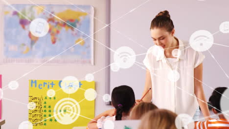 animación de una red de iconos digitales contra una maestra caucásica que enseña a estudiantes en la escuela