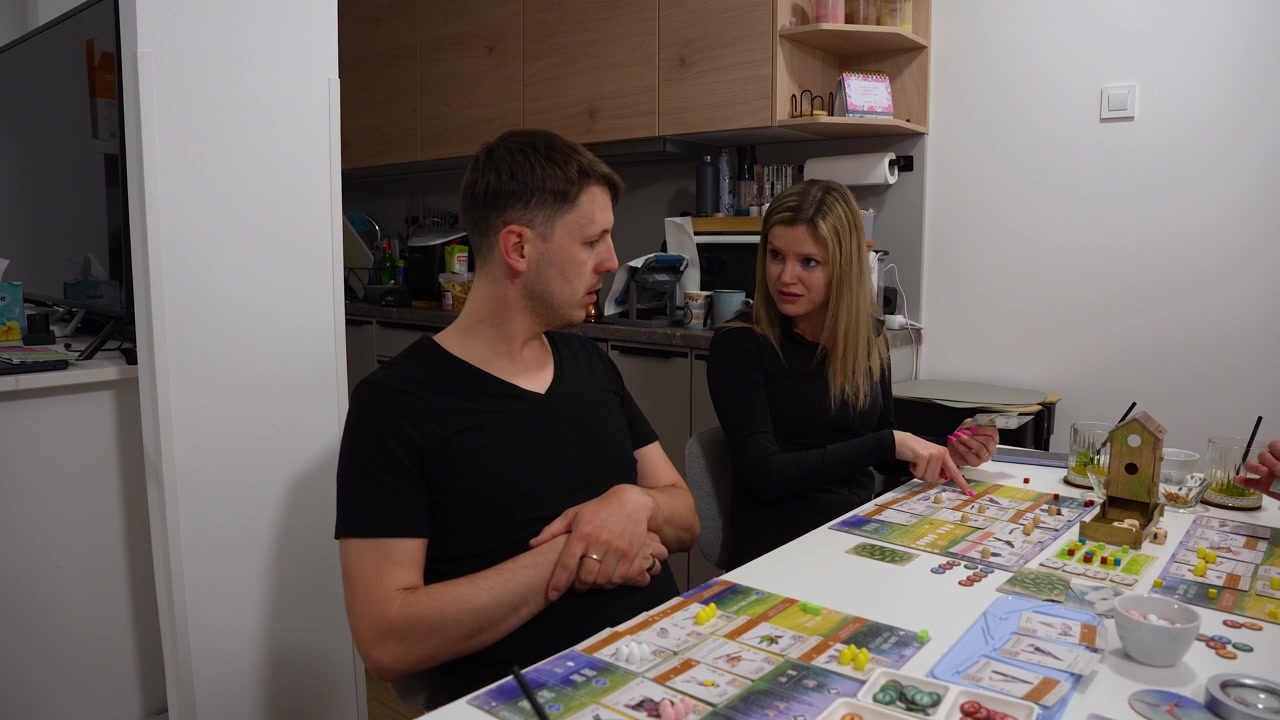 Timelapse di amici e familiari che si godono il gioco da tavolo Wingspan a casa, gioco da tavolo, strategia, interazione sociale e svago al chiuso.