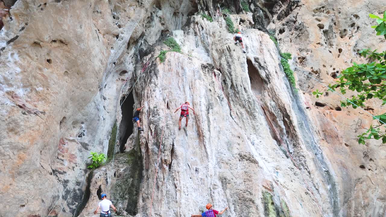 프라  동굴 에서 절벽 을 오르는 사람 들