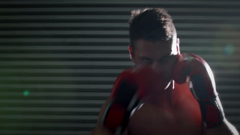 hombre musculoso boxeando en el gimnasio crossfit