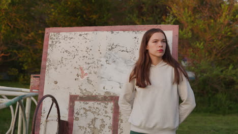 joven de pie junto a una cancha de baloncesto