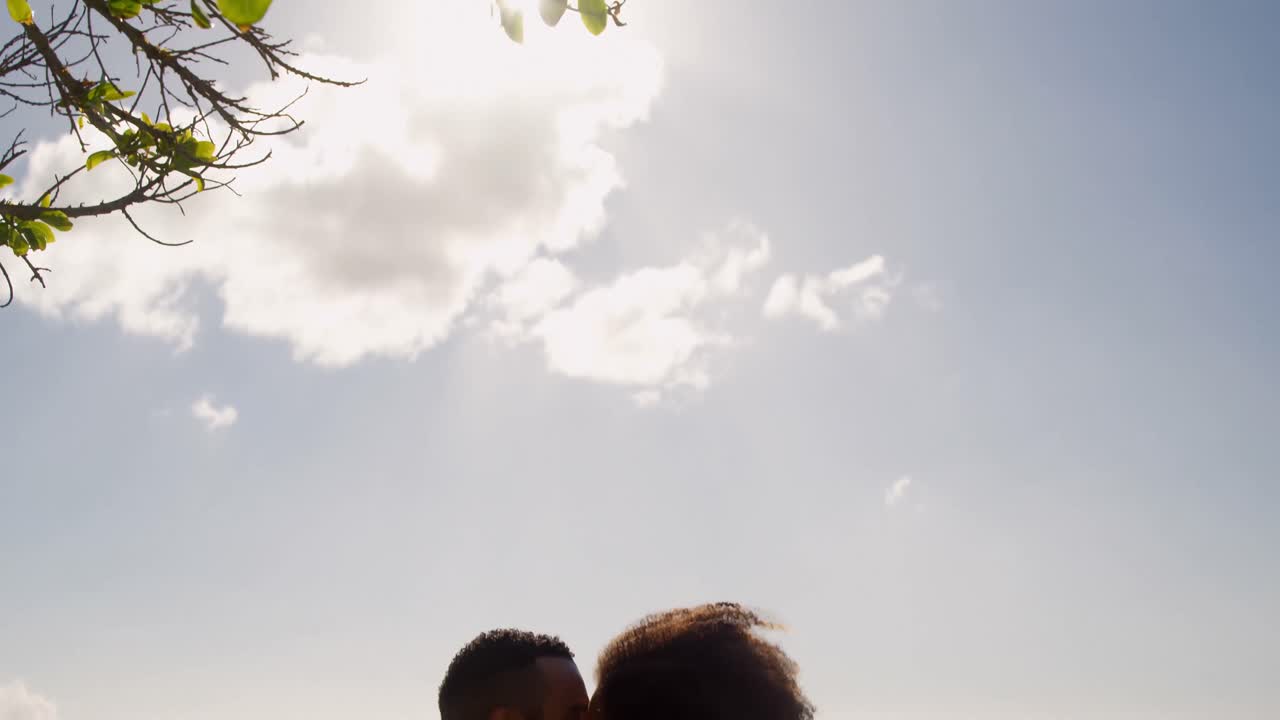 해변에서 서로 키스하는 커플 4k