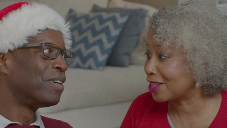 Pareja-De-Ancianos-Hablando-Y-Riendo-Durante-Una-Videollamada-Navideña