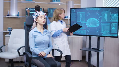 paciente femenina con los ojos cerrados usando auriculares de escaneo de ondas cerebrales