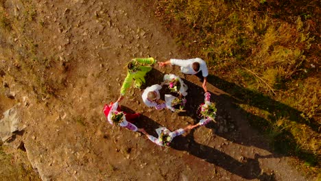 vista desde un quadcopter, la gente baila con trajes nacionales. hermosas costumbres y tradiciones de los pueblos eslavos. zoom out de la cámara. 4k, prores