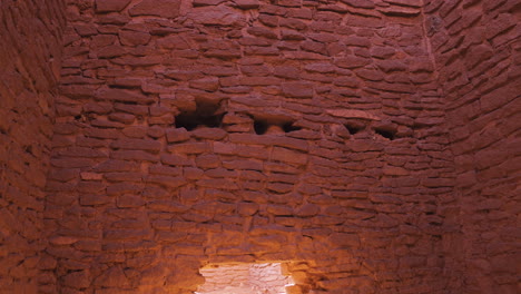 ladrillo antiguo con ladrillos de piedra arenisca roja en las ruinas del pueblo de wukoki