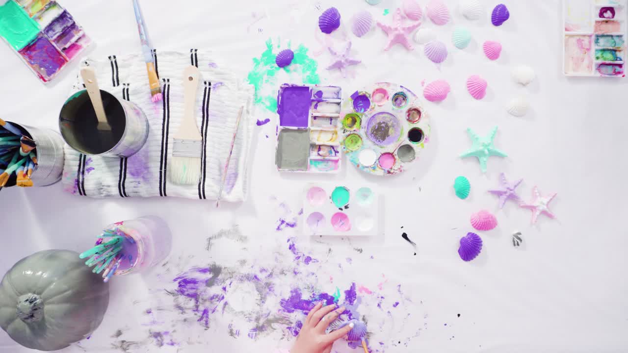 아크릴 페인트로 호박을 칠하는 공예