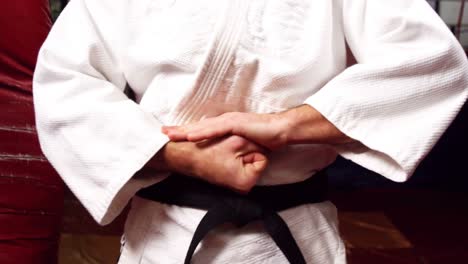 hombre preparándose para la práctica de karate en el estudio de fitness