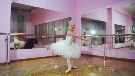 gracieus meisje oefent ballet in de studio. ballerina. slow motion.