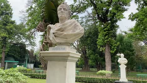 Estatua-De-Mármol-Del-Emperador-Británico-Augusto-En-Las-Cercanías-De-Victoria-Memorial-Kolkata